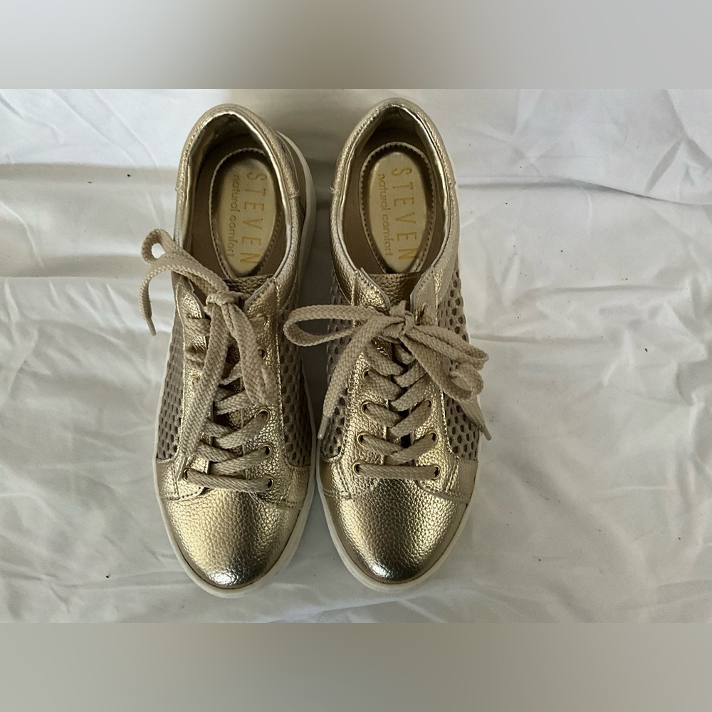 GOLD SNEAKERS SIZE 6.5